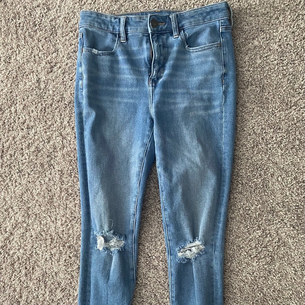 Skinny Jeans with rips on knees